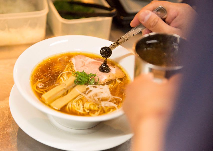 福 岡 有 新 鮮 豐 富 多 元 的 玄 海 海 產 供 應 , 當 然 其 中 的 福 岡 拉 麵 , 濃 厚 的 豚 骨 湯 頭 更 是 無 人 能 夠 匹 敵 。( 圖 / Booking.com 提 供 )