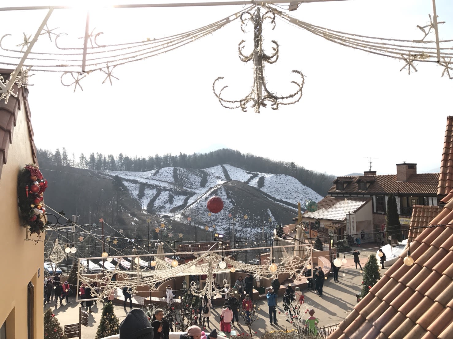 冬天的小法國能見遠處山上的雪景。