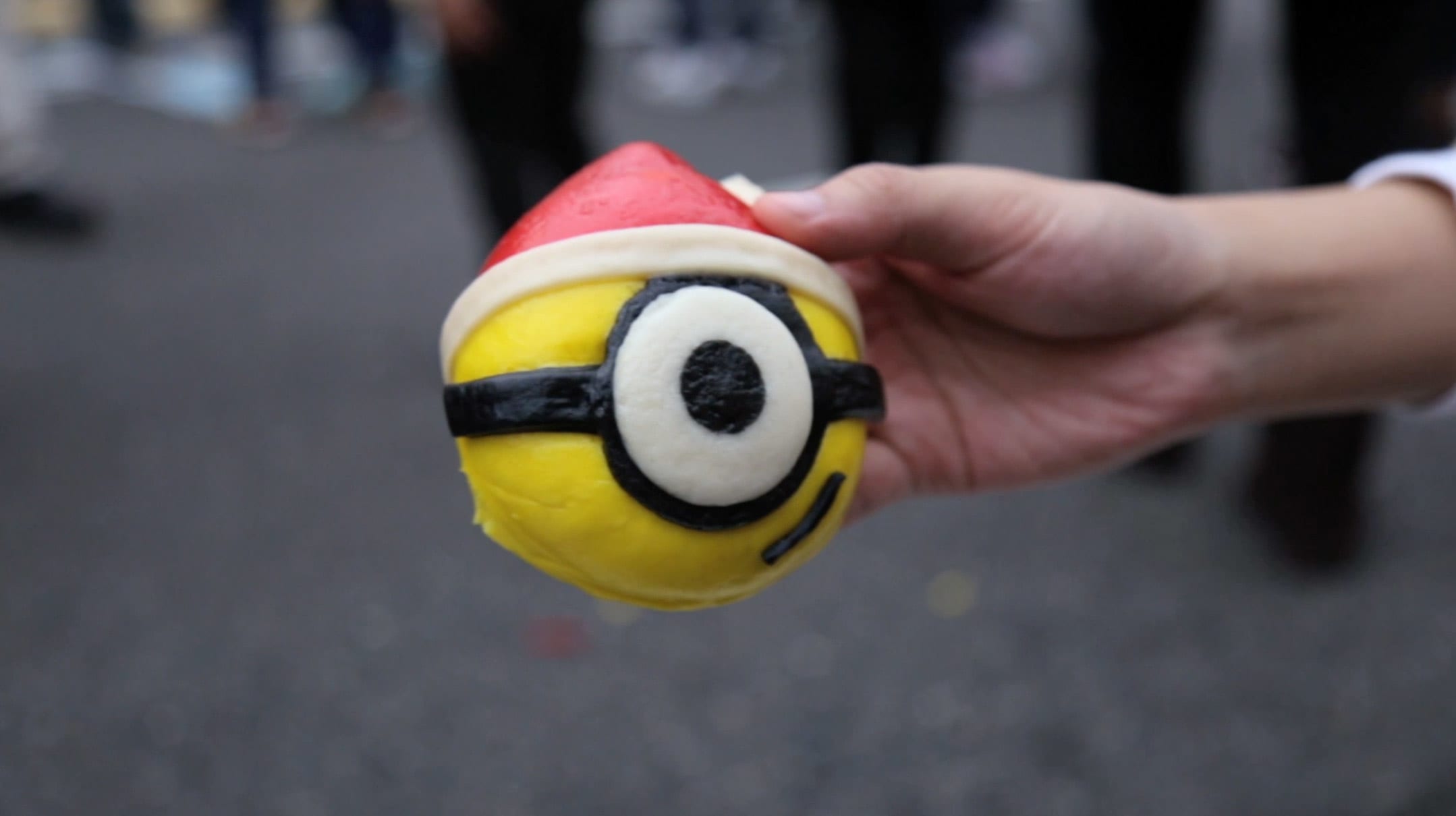 Minions 的 肉 饅 頭 好 可 愛 ! 這 個 是 聖 誕 限 定 版 , 戴 了 聖 誕 帽 , 你 怎 麼 可 以 捨 得 吃 ?