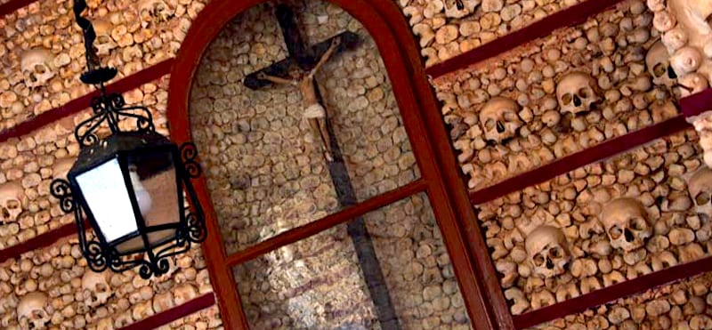 葡萄牙法魯的人骨教堂Capela dos Ossos (Chapel of Bones)。 圖片來源:Algarve-Tourist.com https://goo.gl/5F7xm8