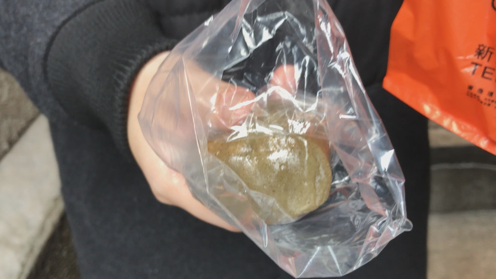 草 仔 粿 有 四 種口 味 : 菜 脯 、甜 紅 豆 、 鹹 綠 豆 、 酸 菜 。