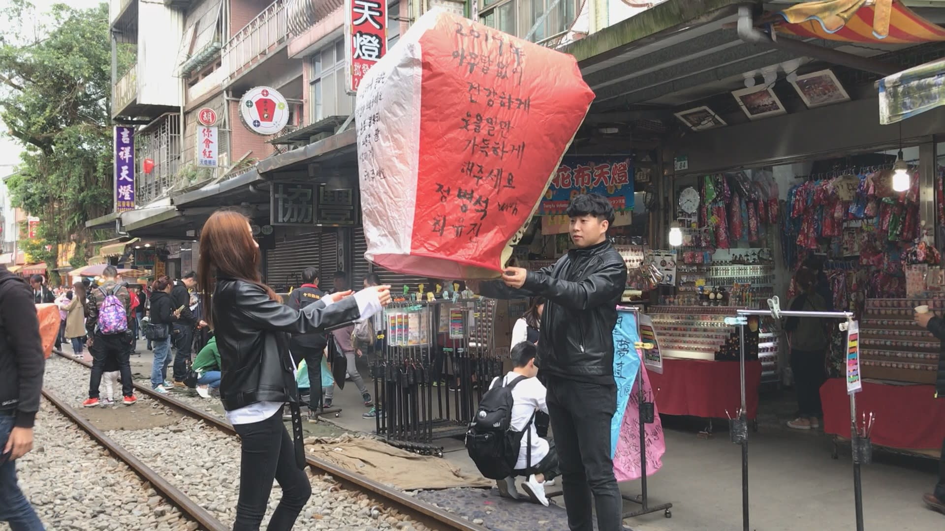許 多 觀 光 客 祈 福 許 願 。