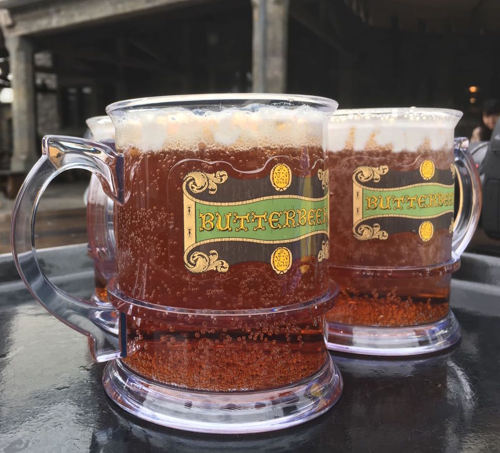 來 到 哈 利 波 特 園 區 , 必 定 要 試 這 個 指 定 飲 品 Butter Beer ( 奶 油 啤 酒 ) , 味 道 甜 甜 的 , 其 實 並 不 含 酒 精 成 分 , 小 朋 友 也 可 以 放 心 飲 用 , 而 且 , 售 賣 的 櫃 台 小 姐 還 跟 小 編 說 , 奶 油 啤 酒 都 是 用 魔 法 做 的 喔 ! ( 感 到 新 奇) 可 以 購 買 連 杯 子 的 套 裝 , 之 後 可 以 把 杯 子 帶 回 家 做 紀 念 品 !