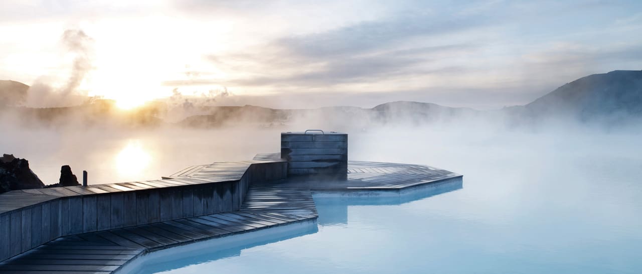 冰 島 最 著 名 的 自 然地 熱 溫 泉 ( 圖片來源 : <a href="http://www.bluelagoon.com/">官網 </a> )