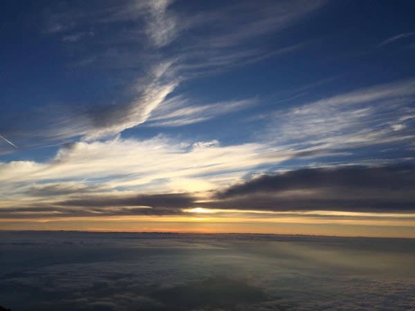 山 頂 雲 海 中 浮 現 的 日 出 。