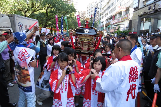 2012年北投溫泉季邀請日本松山寺道後兒童神轎,進行熱鬧踩街遊行。(圖片來源/台灣觀光年曆網站)