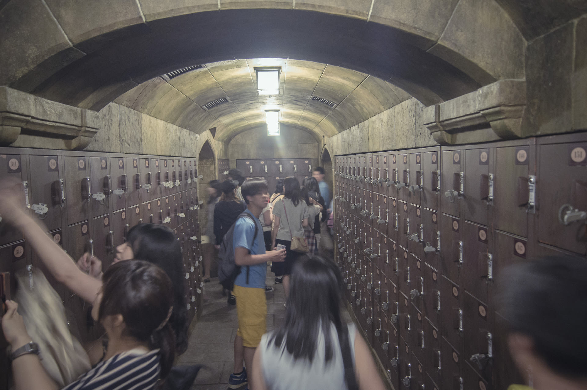大阪環球影城哈利波特,因為遊樂設施會急速翻轉跟下降,進入霍格華茲前需寄放身上所有的東西!費用為¥100,使用完畢會退還,記得準備零錢。 大阪環球影城哈利波特,因為遊樂設施會急速翻轉跟下降,進入霍格華茲前需寄放身上所有的東西!費用為¥100,使用完畢會退還,記得準備零錢。