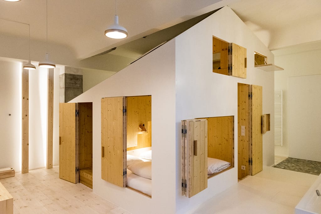 Michelberger Hotel 的 Hideout 房 型 給 人 一 種 在 室 內 露 營 的 感 覺。