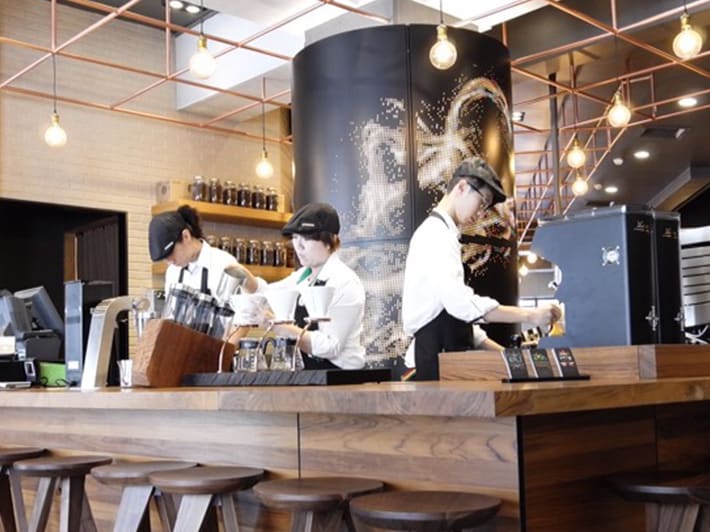 開 放 式 的 吧 台 區 ,可 以 觀 賞 咖 啡 師 展 現 專 業 的 手 沖 技 術 。 圖 片來 源 : 官 網。