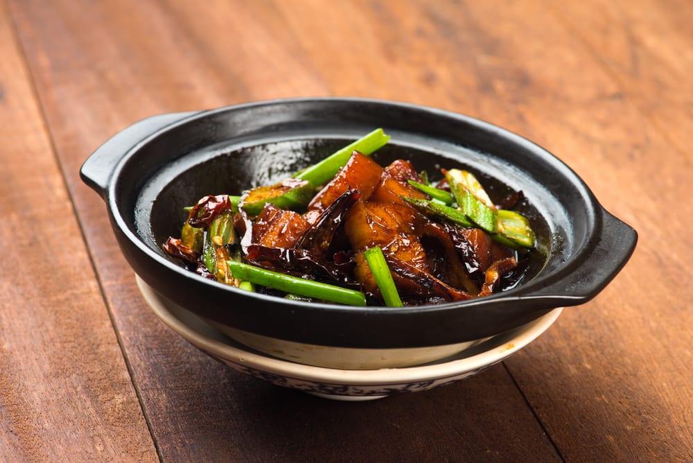 乾肉骨茶 : 肉骨茶收乾拌炒,加入辣椒、青菜、和內臟