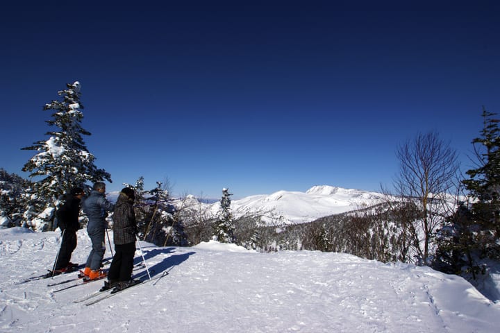 除 了 泡 溫 泉 之 外 ,到 草 津 也 不 能 錯 過 滑 雪