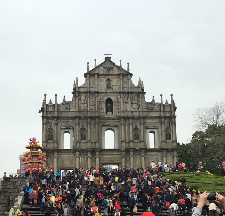 大 三 巴 , 與 遊 客 。