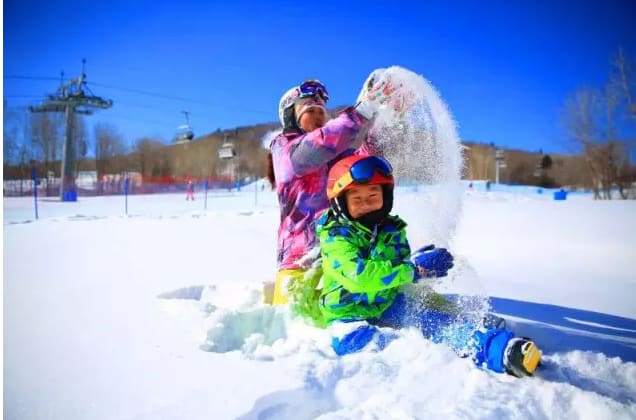 長 白 山 良 好 的 滑 雪 場 規 劃 也 十 分 適 合 小 朋 友 一 起 來 學 習 滑 雪。