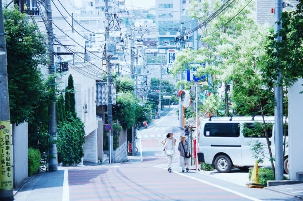 寧 靜 的 代 官 山 , 不 似 東 京 的 喧 鬧 吵 雜 。