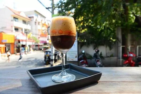 高 腳 杯 中 裝 的 是 Manee Mana , 咖 啡 中 混 入 新 鮮的 橙 皮 , 再 加 上 厚 厚 的 泡 沫 , 入 口 散 發 陣 陣 果 香 和 淡 淡 果 味 , 很 有 創 意 。