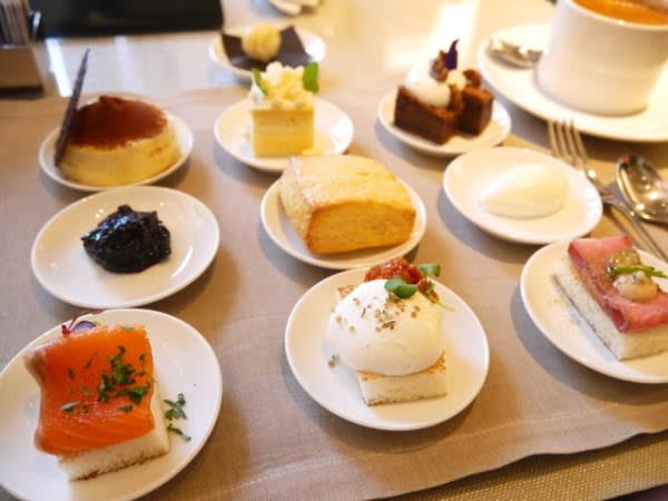 菜 單 上 根 據 季 節 不 同 種 類 的 九 個 小 碟 甜 點 才 是 最 讓 人 興 奮 的 。
