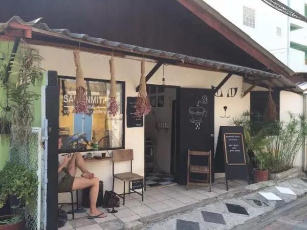 樸 素 不 起 眼 的 Samanmitr House。