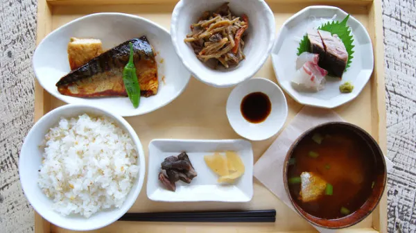 除 了 提 供 甜 點 , 也 有 傳 統 日 式 套 餐 可 享 用 。