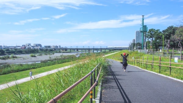 這 裡 有 大 片 大 片 的 公 園 綠 地 河 川 , 一 望 無 際 的 遠 方 是 看 不 盡 的 日 出 和 夕 陽 。 擁 有 現 代 都 市 生 活 的 同 時 , 還 有 讓 人 愛 不 完 的大 自 然 。