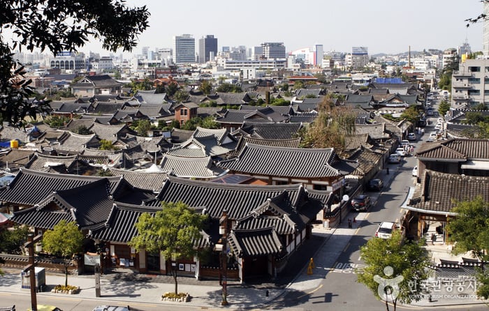 全 州 韓 屋 村 。