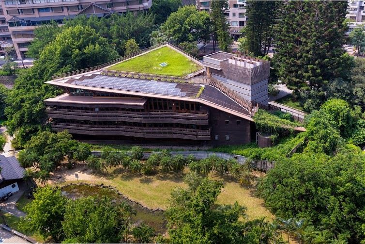 「北投圖書館」採綠化屋頂及斜面草坡設計,彷彿一艘乘載書本的諾亞方舟。(圖片來源/台北旅遊網)