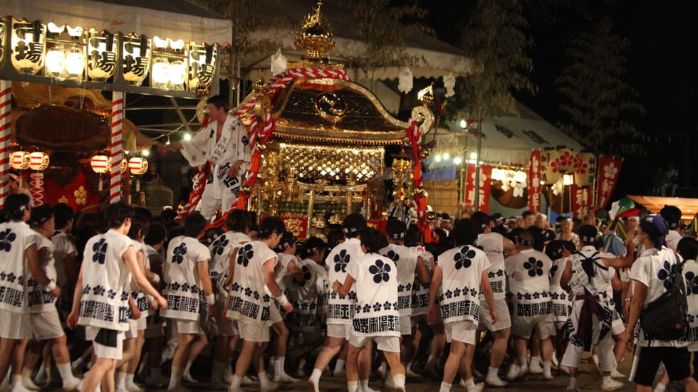 Klook客路・探索未知的你 除 了 水 上 有 祭 典 , 路 上 也 有 大 大 小 小 的 遊 行 慶 祝 活 動( 圖 片 來 源 : http://goo.gl/Gf6dY8 )