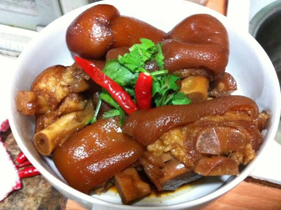 特 製 滷 豬 腳 。 圖 片 來 源 : 東 引 小 吃 店 。