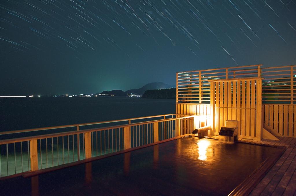 到熱海溫泉享受滿天星星加上無敵海景的露天風呂。