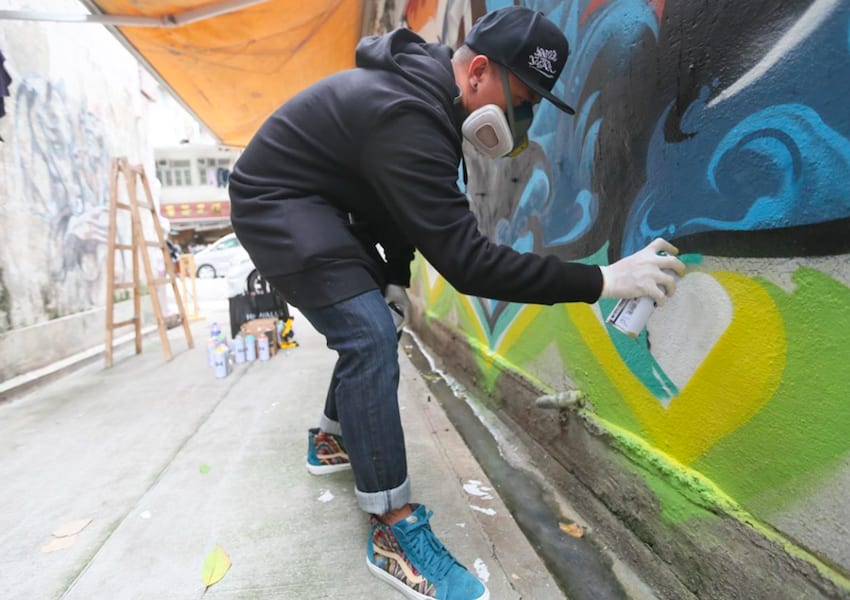 香港藝術節 藝 術 家 現 場 作 畫 的 過 程 。 圖 片 來 源 : hkwalls 官 網 。