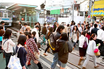 Klook客路・探索未知的你 白 天 的 下 北 澤 遊 客 絡 繹 不 絕 熙 熙 攘 攘 。
