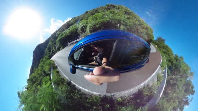 Klook客路・探索未知的你 租 了 車 , 自 駕 遊 輕 鬆 又 自 在 。 要 記 住 沖 繩 是 右 駕 喔 !