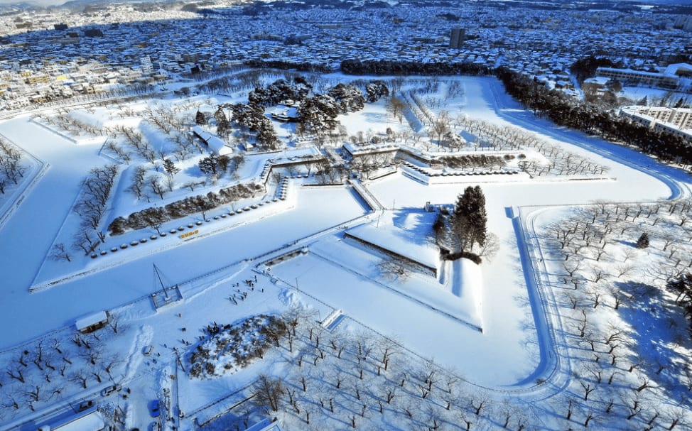 冬 季 雪 白 的 五 陵 郭 ( 圖 片 來 源 : 小 沈 的 旅 遊 天 地 )