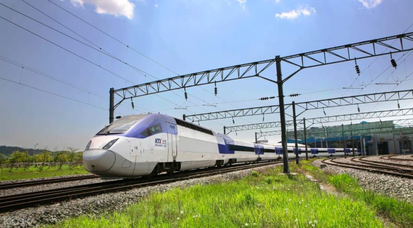 KTX 高 速 列 車 。 搭 乘 它 , 從 首 爾 到 釜 山 只 要 2 個 多 小 時 !
