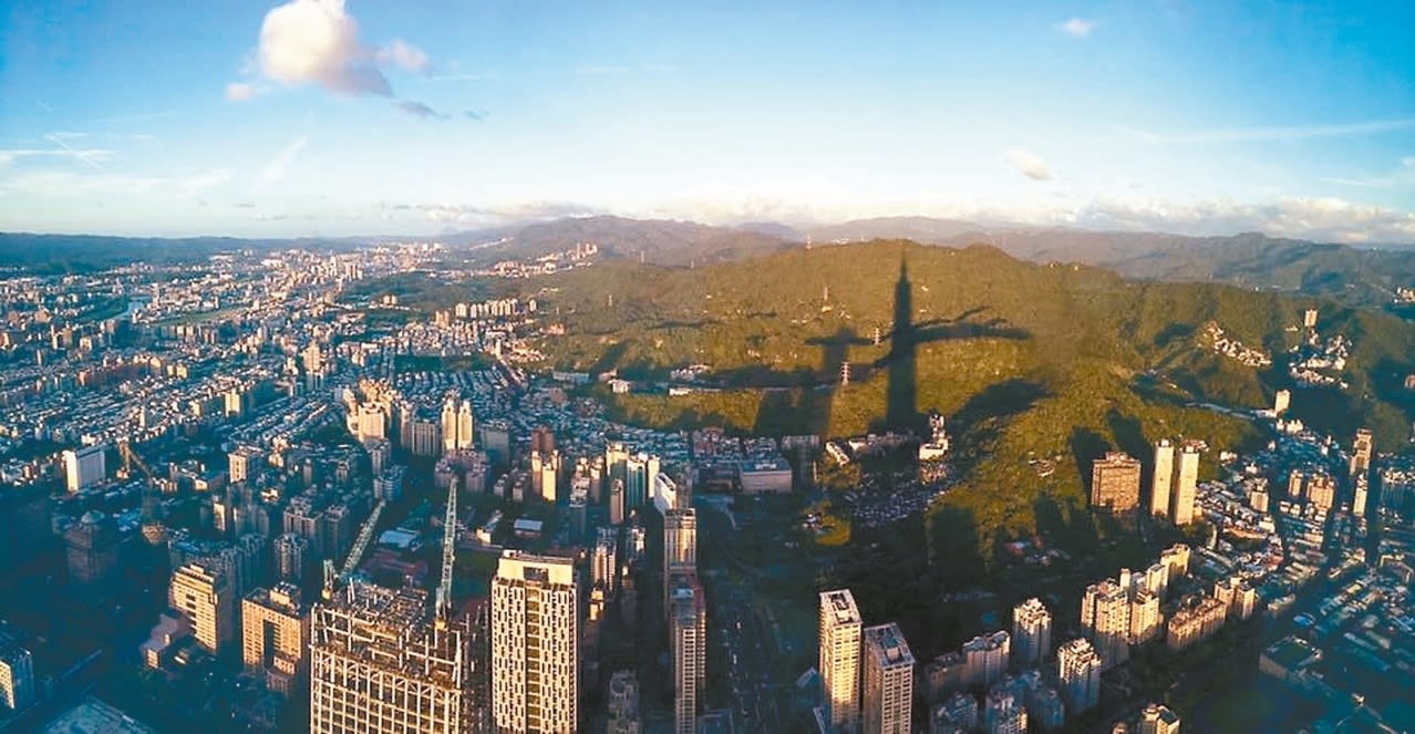 Klook客路・探索未知的你 從 觀 景 台 上 俯 瞰 1 0 1 的 背 影 ( 圖 片 來 源 : https://goo.gl/1mg6IM )