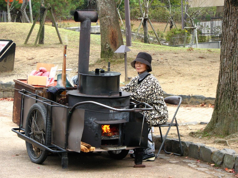 10 Món Ăn Đường Phố Nhật Bản Nhất Định Phải Thử 2 yaki-imo là một trong những món ăn đường phố nhật bản phải thử