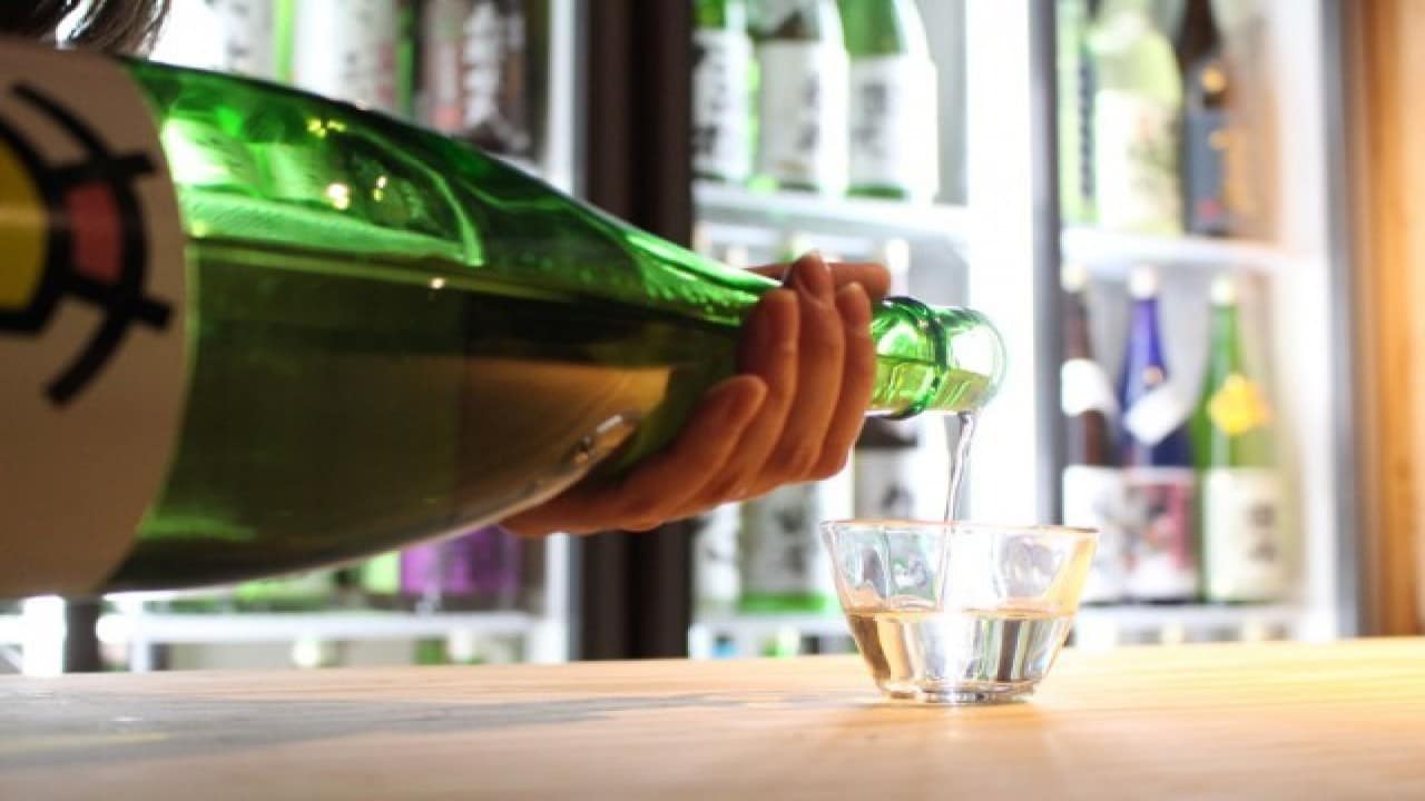 uống rượu ở chợ kurand sake là một ý tưởng hẹn hò ở tokyo