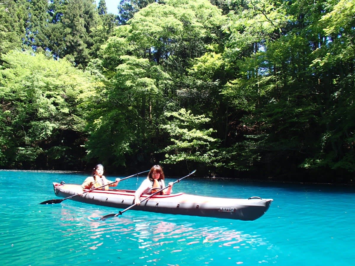 chèo bè trong hồ khoáng nóng là một ý tưởng hẹn hò ở tokyo
