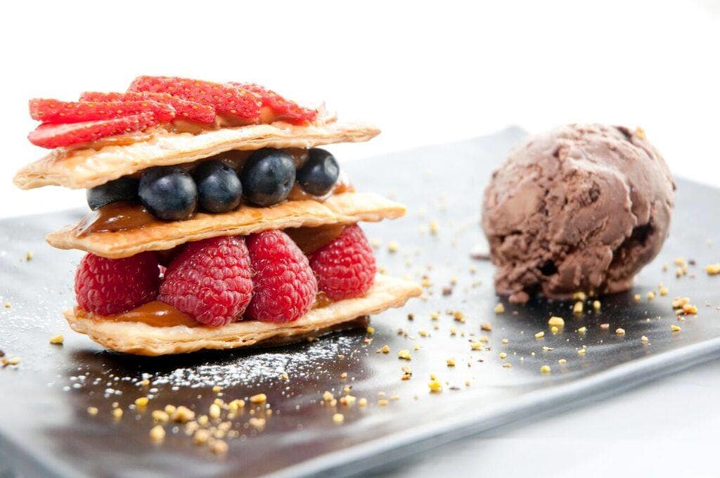 Ngỡ Ngàng Với 13 Quán Cafe Đỉnh Của Đỉnh Tại Singapore 16 quán cafe ở singapore: món kim tự tháp tình yêu ở blisshouse