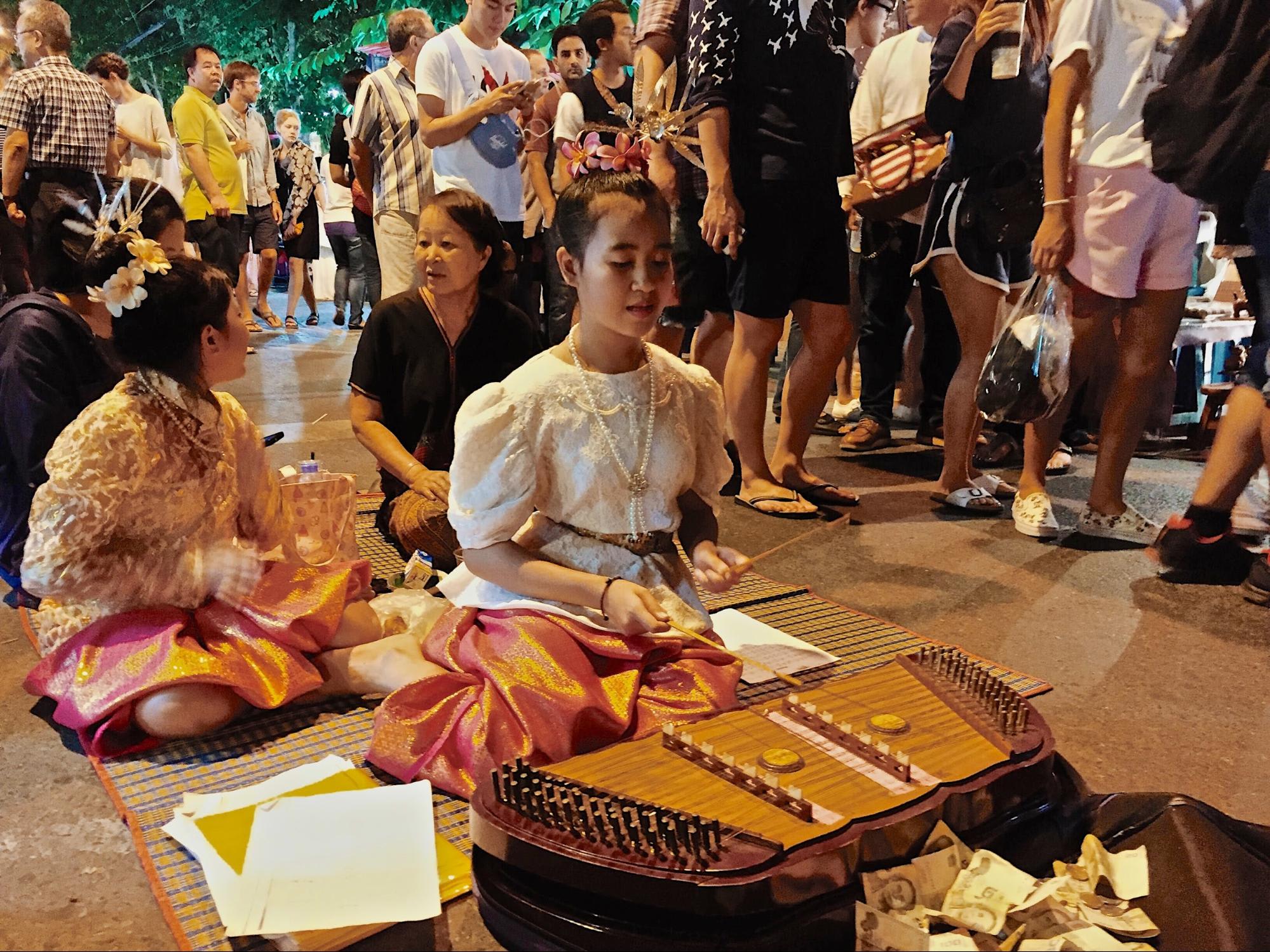 du lịch tự túc chiang mai: nhạc công tại chợ đêm