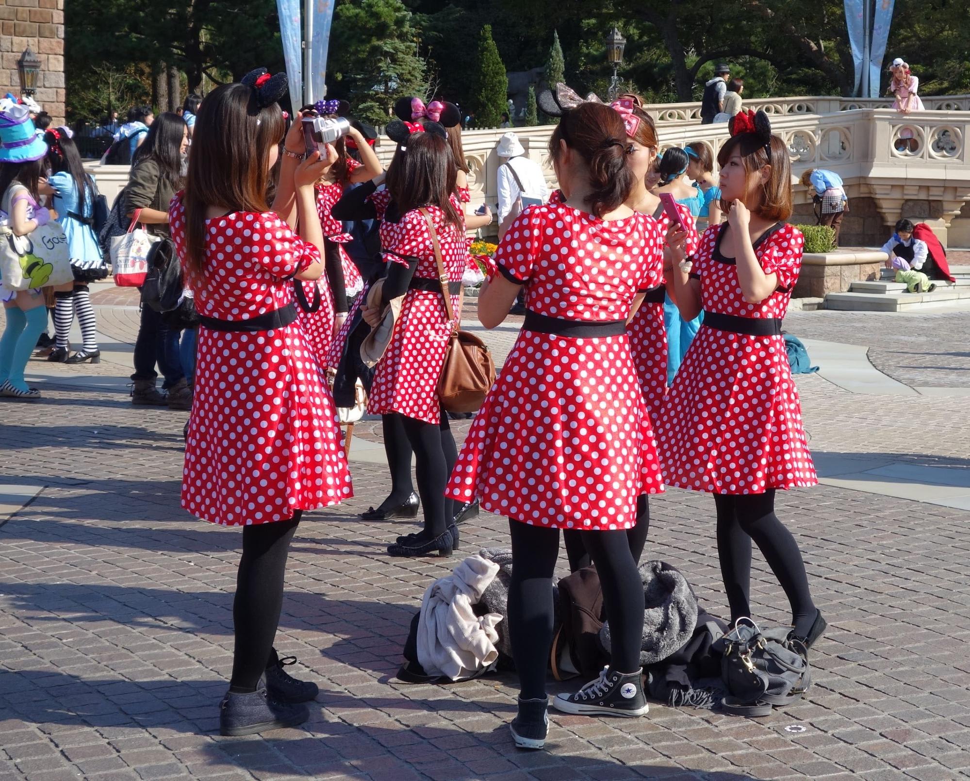 Tại Sao Disneysea Tokyo Là Công Viên Đại Dương Disney Duy Nhất Trên Thế Giới 22 công viên đại dương tokyo disneysea: du khách trong đồng phục
