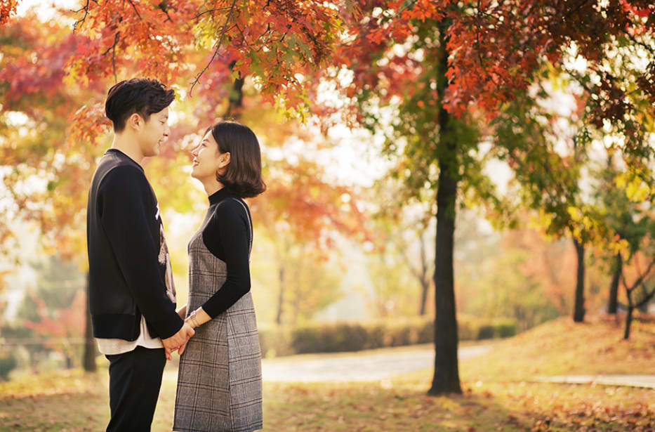 Vì Sao Mùa Thu Là Mùa Lãng Mạn Của Hàn Quốc 2 cặp đôi dưới tán lá phong đỏ ở hàn quốc