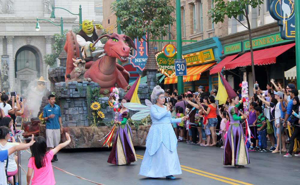 xem các nhân vật cổ tích diễu hành là một kinh nghiệm vui chơi ở universal studios singapore
