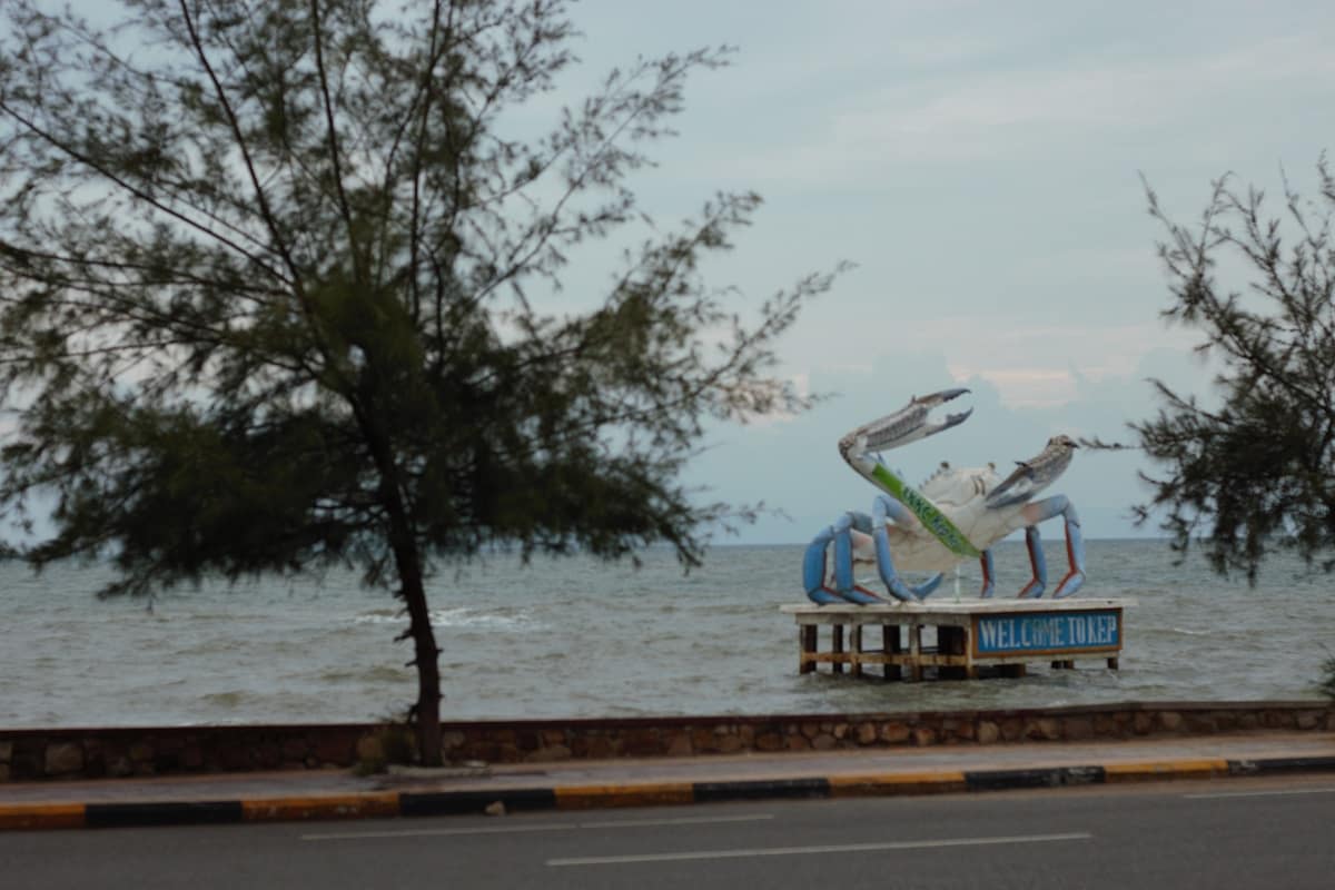 Một mình ở Kampot – Kep – Borkor 18 du lịch miền nam campuchia - bức tượng cua