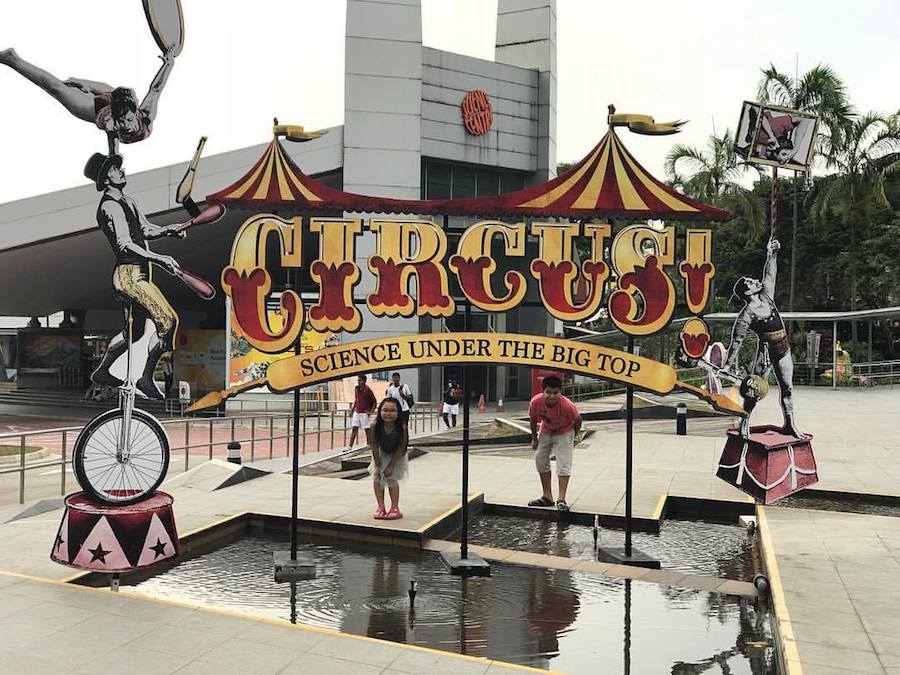 tham dự buổi biểu diễn circus trong chuyến du lịch singapore 3 ngày 2 đêm