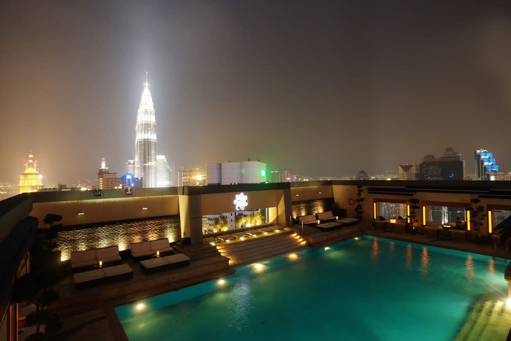 10 địa điểm hẹn hò trên cao đẳng cấp ở Kuala Lumpur 13 Lunar bar là một địa điểm hẹn hò trên cao ở kuala lumpur