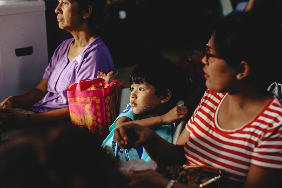 Ngắm Bình Minh Ở Bagan 4 du lịch bagan - một em bé người dân bản địa