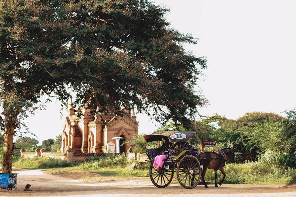 Ngắm Bình Minh Ở Bagan 8 du lịch bagan - xe ngựa kéo là một phương tiện phổ biến