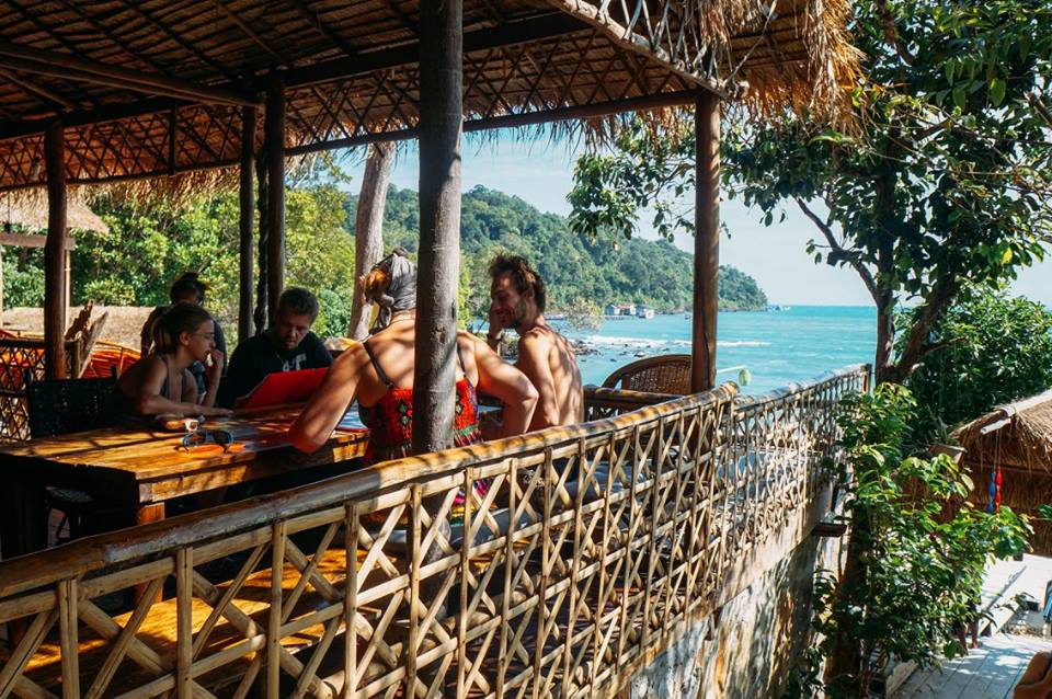 Koh Rong Samloem Trip 6 kinh nghiệm đi koh rong samloem - nhà nghỉ rumi có phòng ăn gần gũi với thiên nhiên