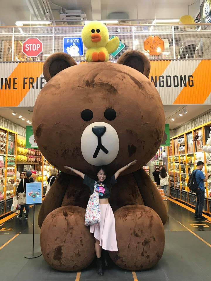 khu myeongdong là một trong những nơi mua sắm ở seoul