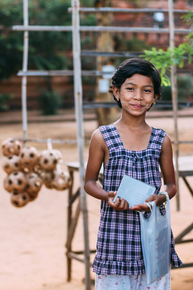 Nét đẹp con người ở Bagan Myanmar 3 con người ở bagan - bé gái bán hàng rong